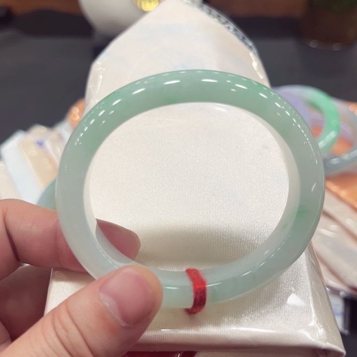 翡翠手镯未镶嵌54贵