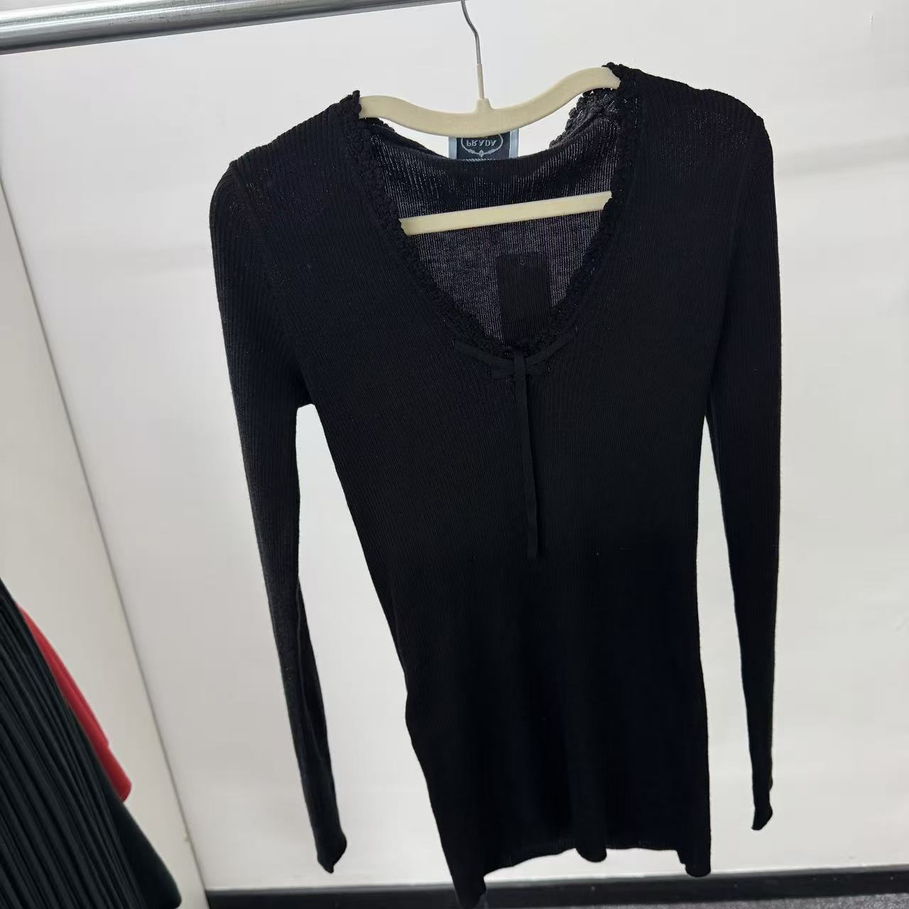 99新 Prada/普拉达 二手奢侈品黑色V领打底上衣 40码 z181