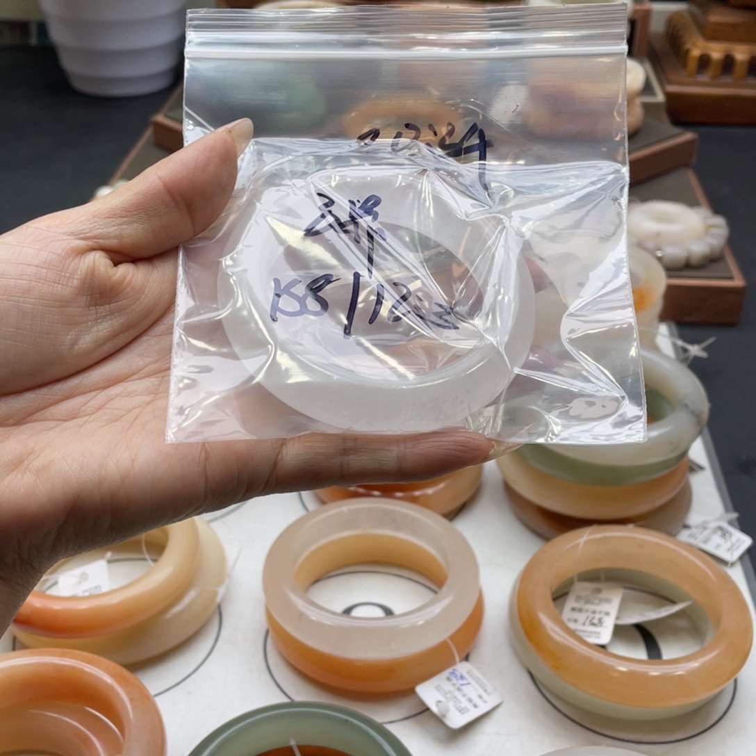 子***昂石英岩玉未镶嵌手镯