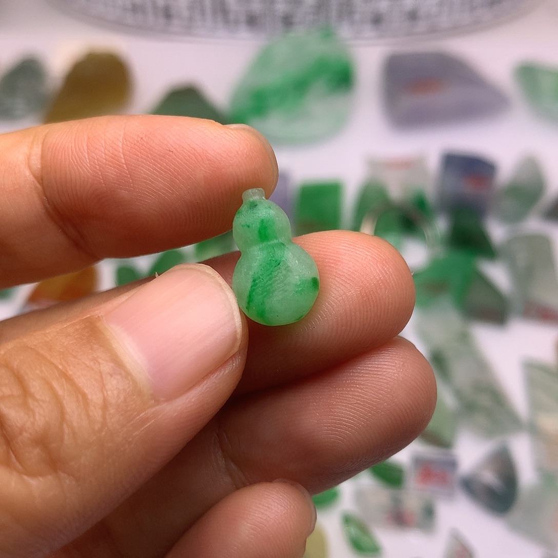 渔***余定制翡翠未镶嵌天然翡翠定制