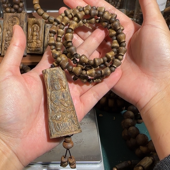 沉香吊坠乌身雕刻牌（大势至）31克