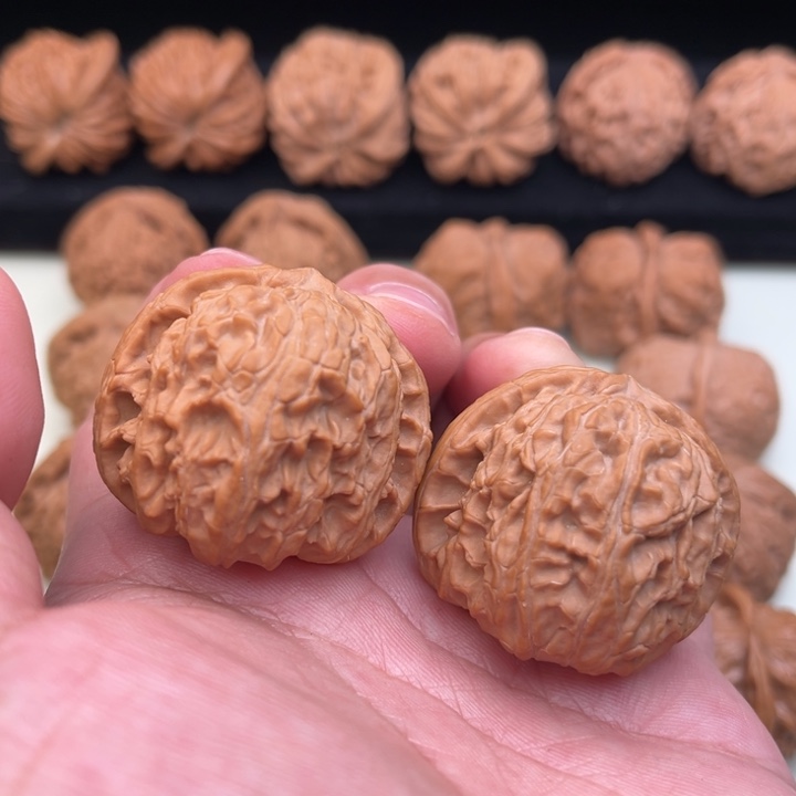 @***郭白狮子文玩核桃的