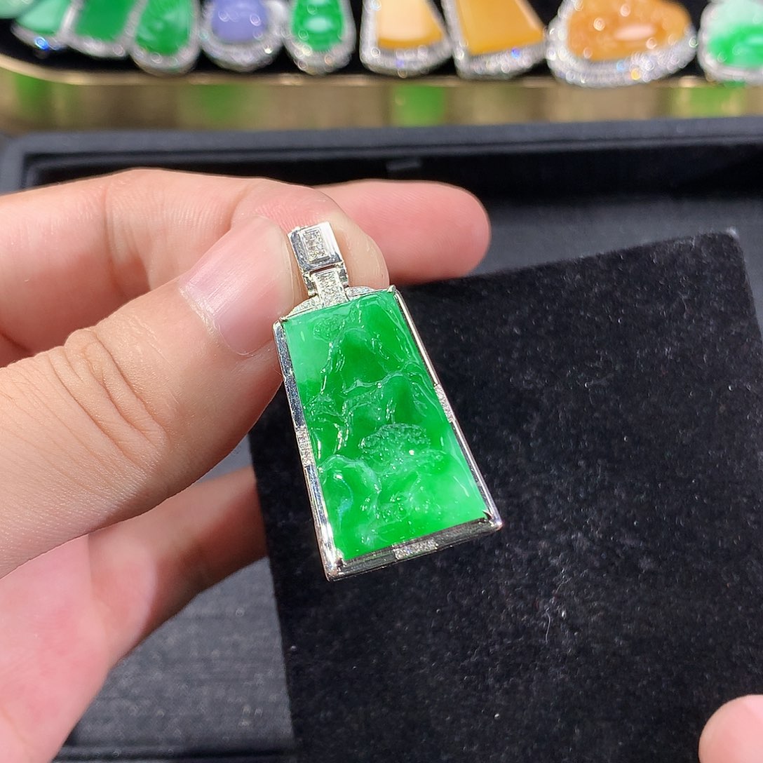 翡翠18K金镶嵌颈饰