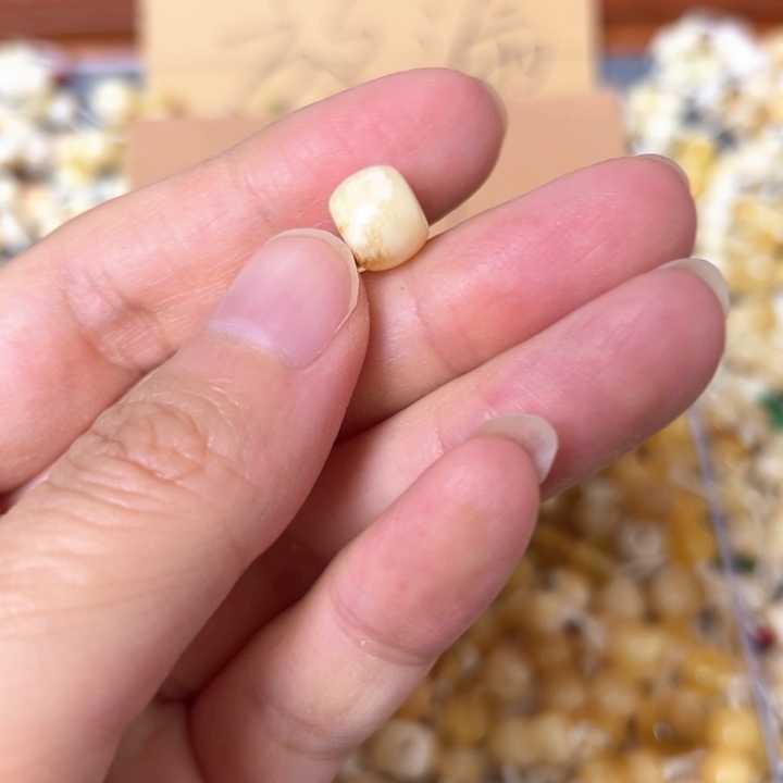 蜜蜡未镶嵌裸石8.9mm一个