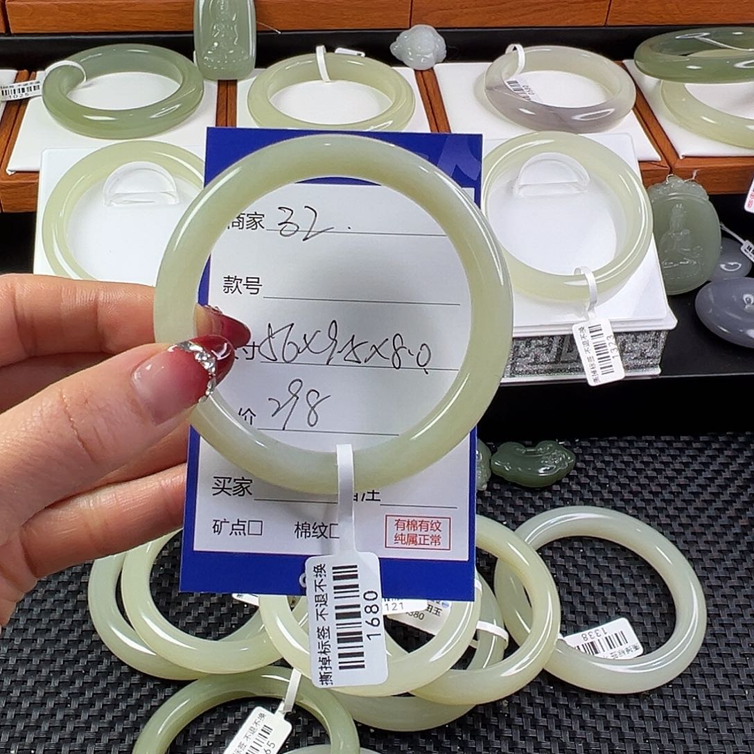 和田玉手镯未镶嵌