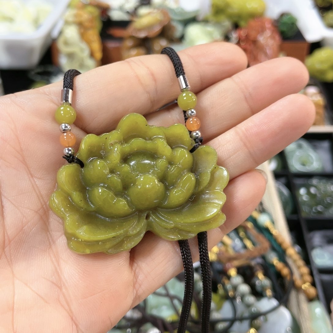 蛇纹石玉颈饰未镶嵌