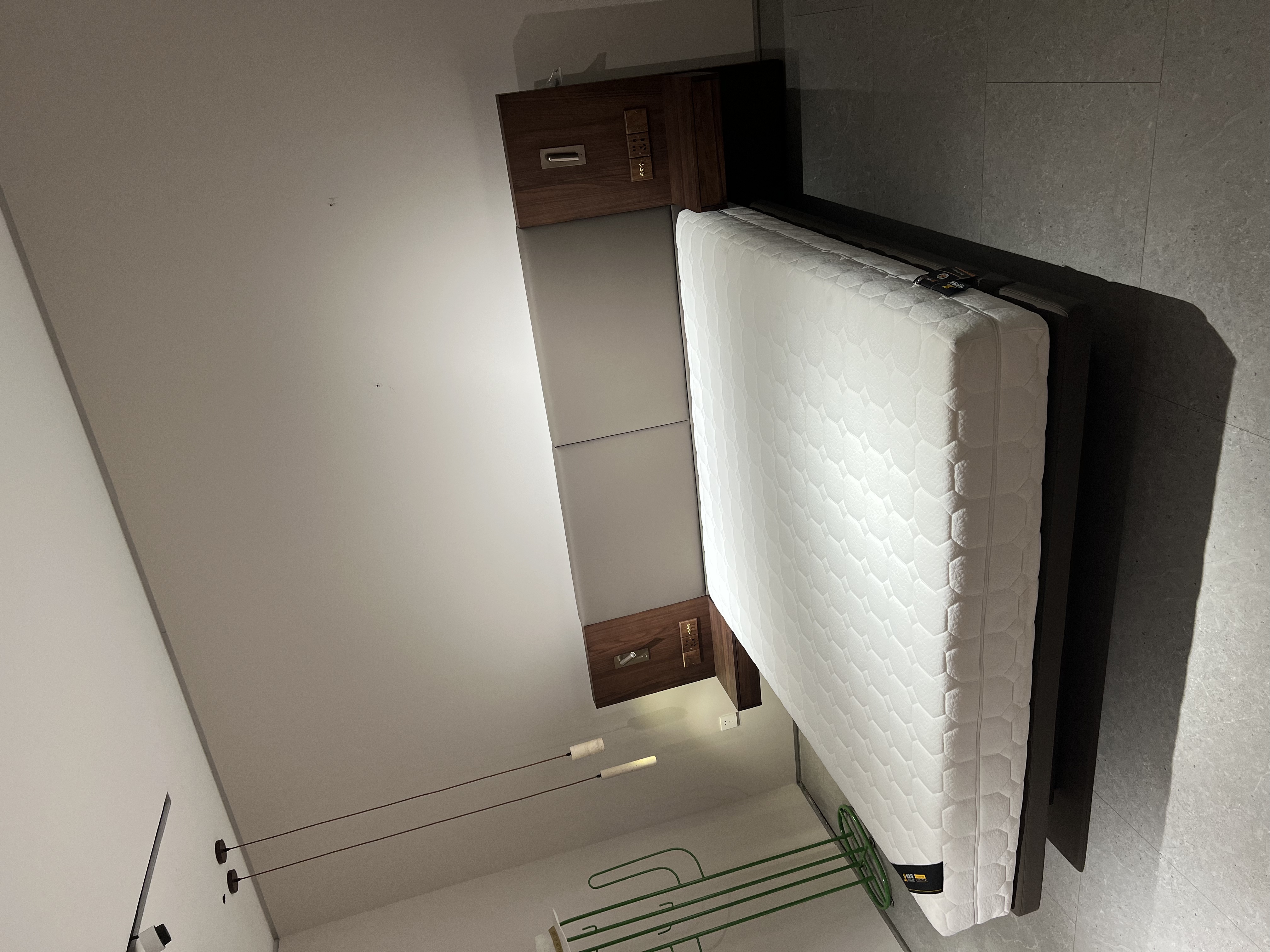 （高定系列）北美黑胡桃木中古实木软包床意式极简真皮主卧悬浮床