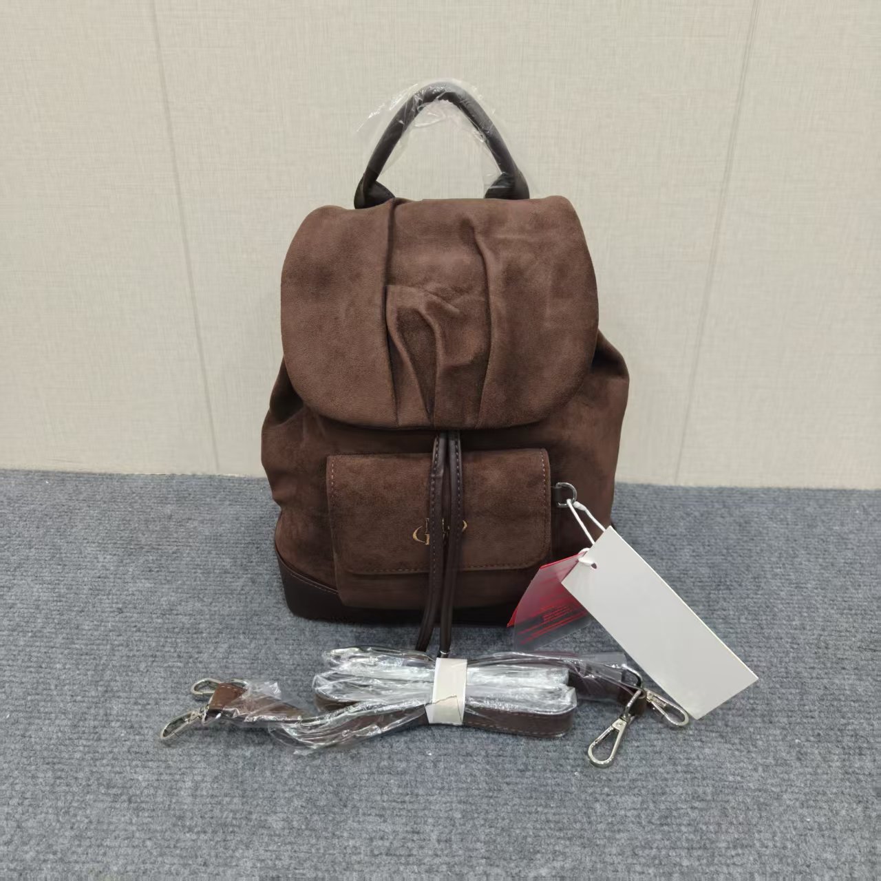 深咖啡色双肩背包