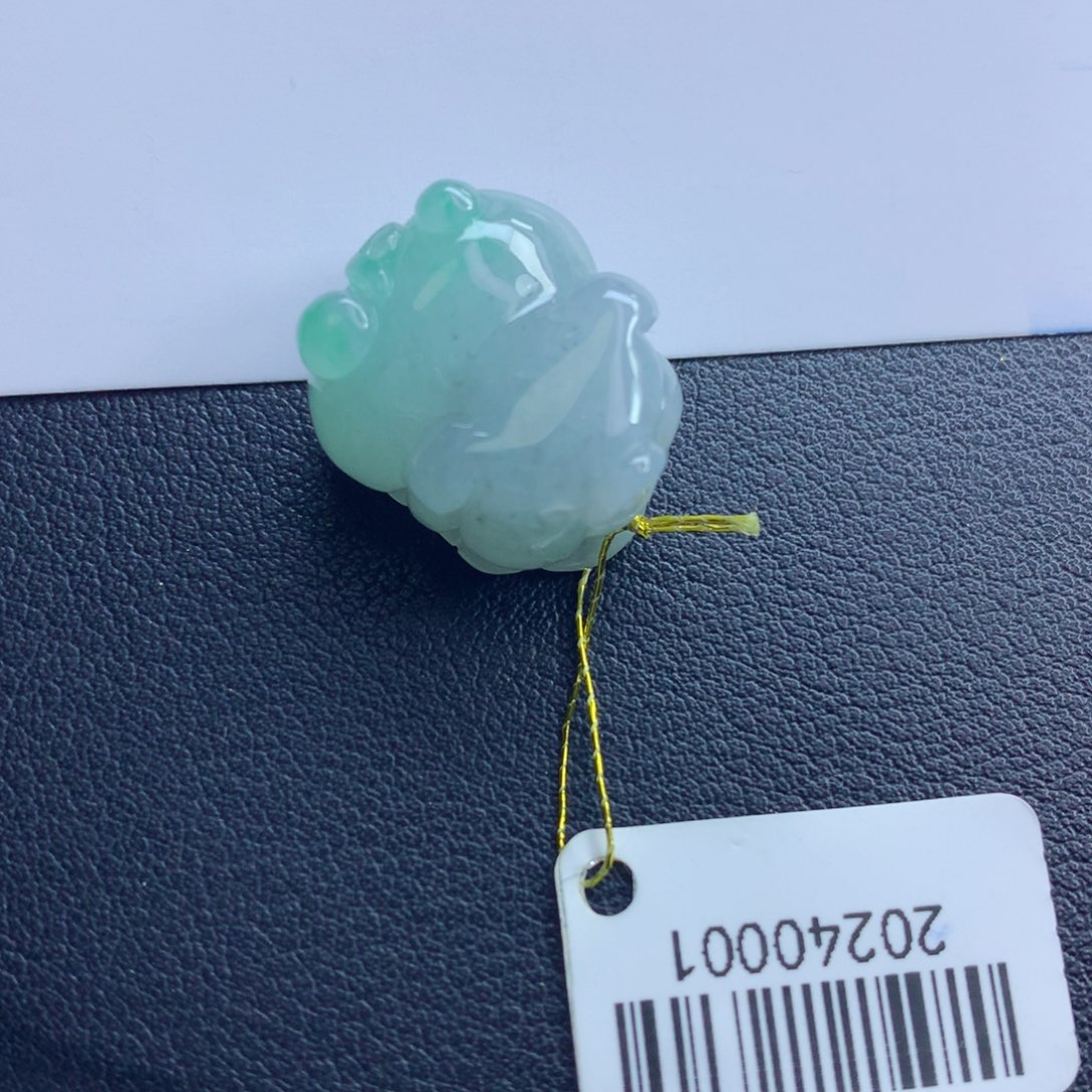 翡翠颈饰未镶嵌小猪