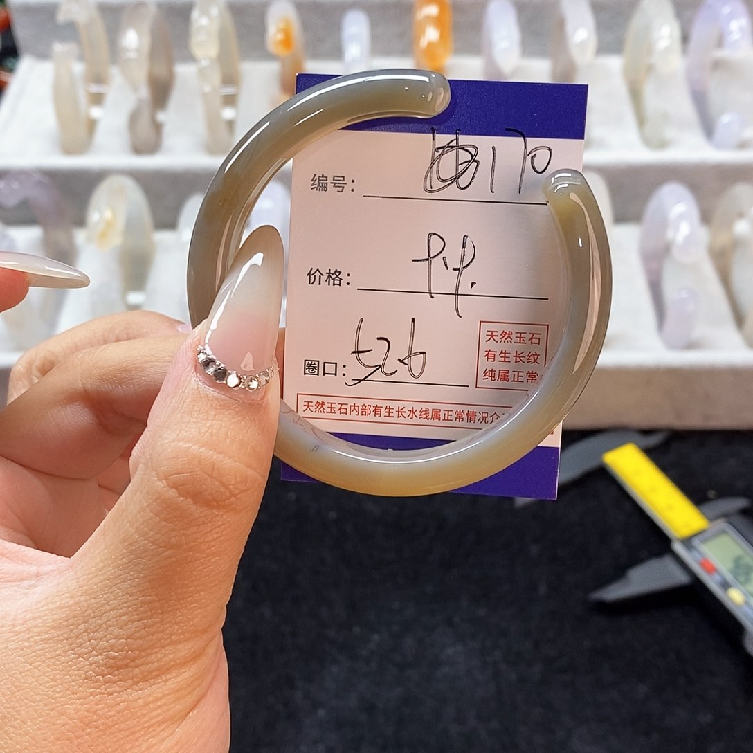 玛瑙/玉髓手镯未镶嵌170