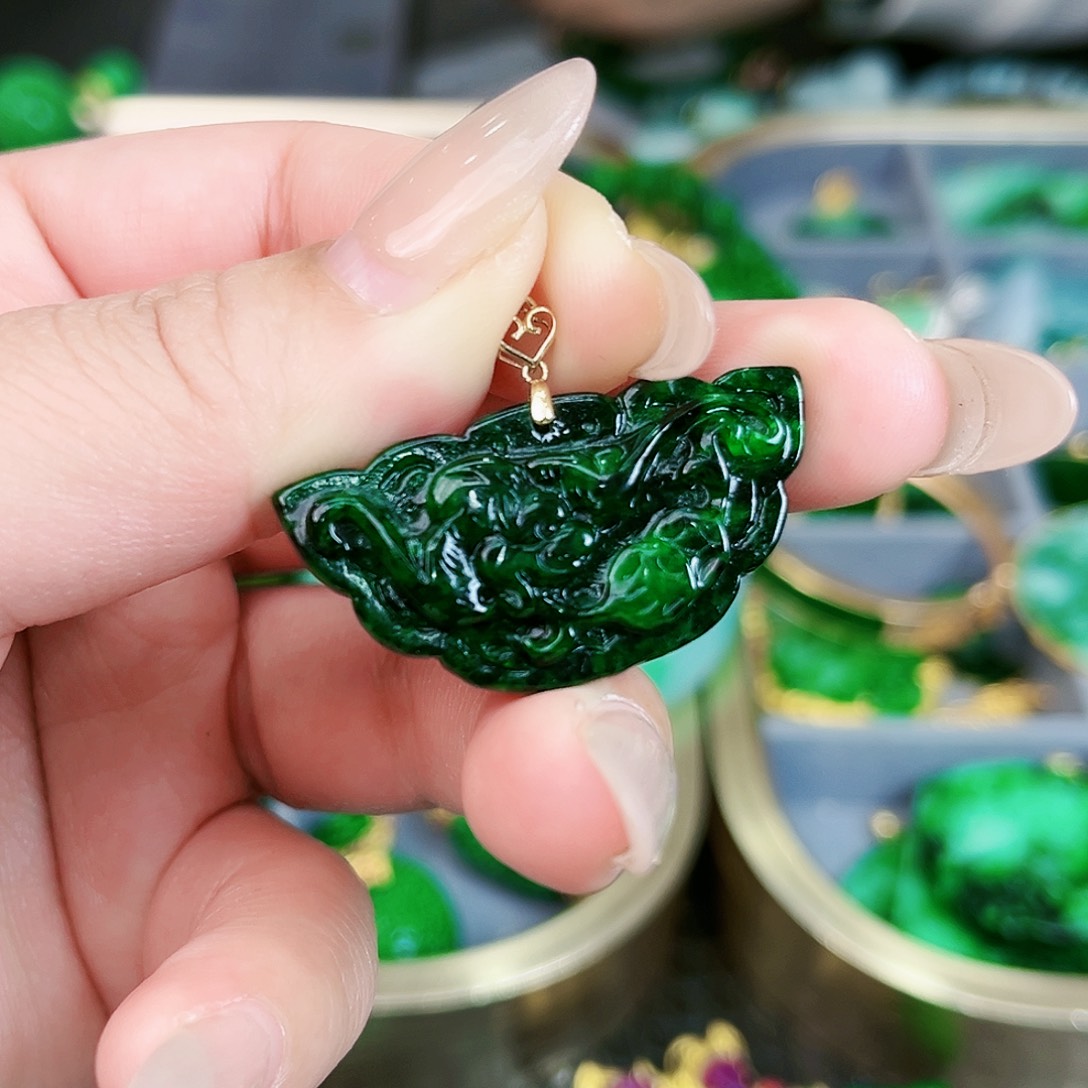 翡翠颈饰18K金镶嵌吊坠