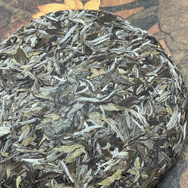 2016年珍藏版老茶白牡丹饼茶毫香水甜淡淡参香福鼎白茶