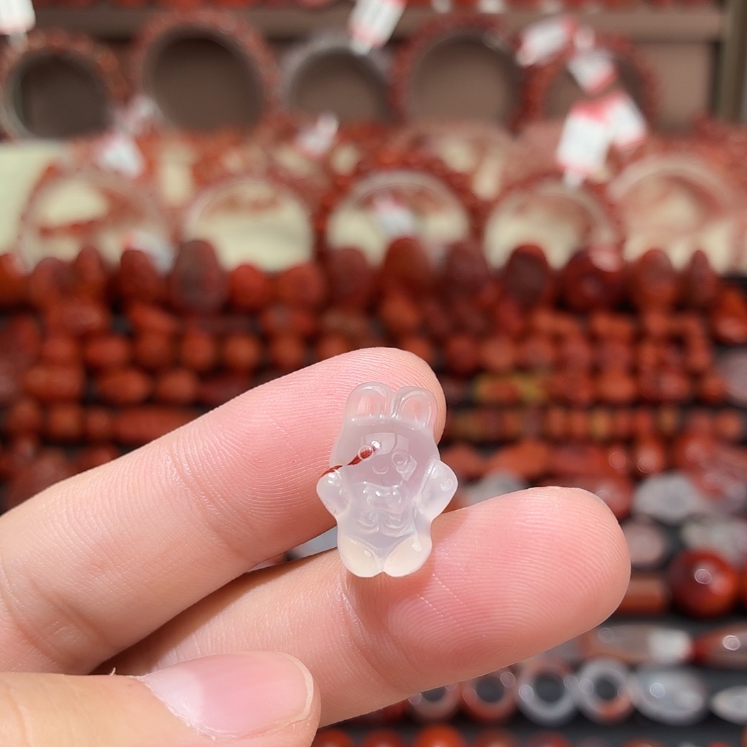 南红玛瑙未镶嵌颈饰抬手兔1