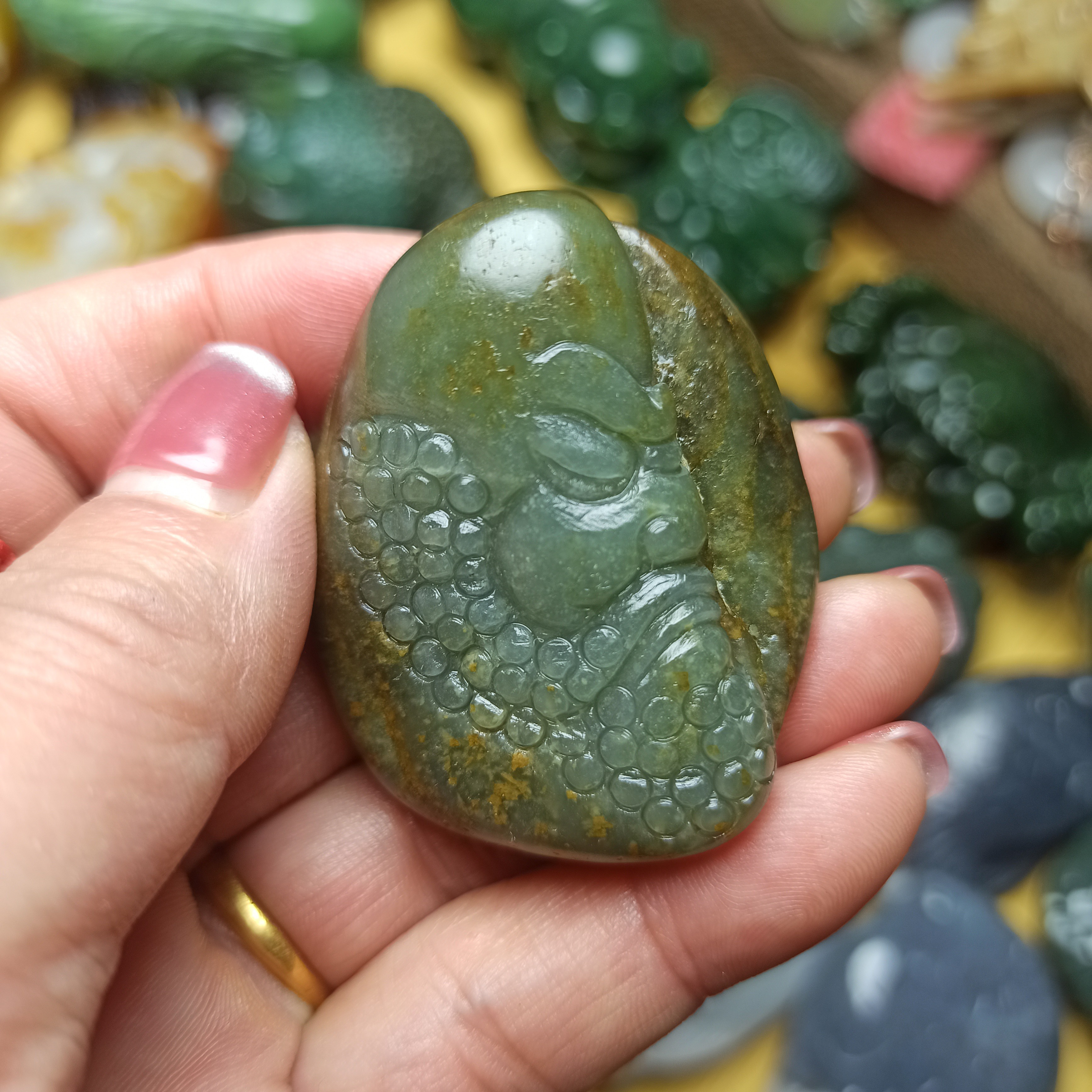 和田玉带皮达摩挂件