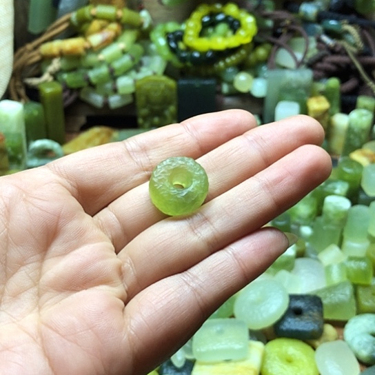 未镶嵌岫玉吊涳*