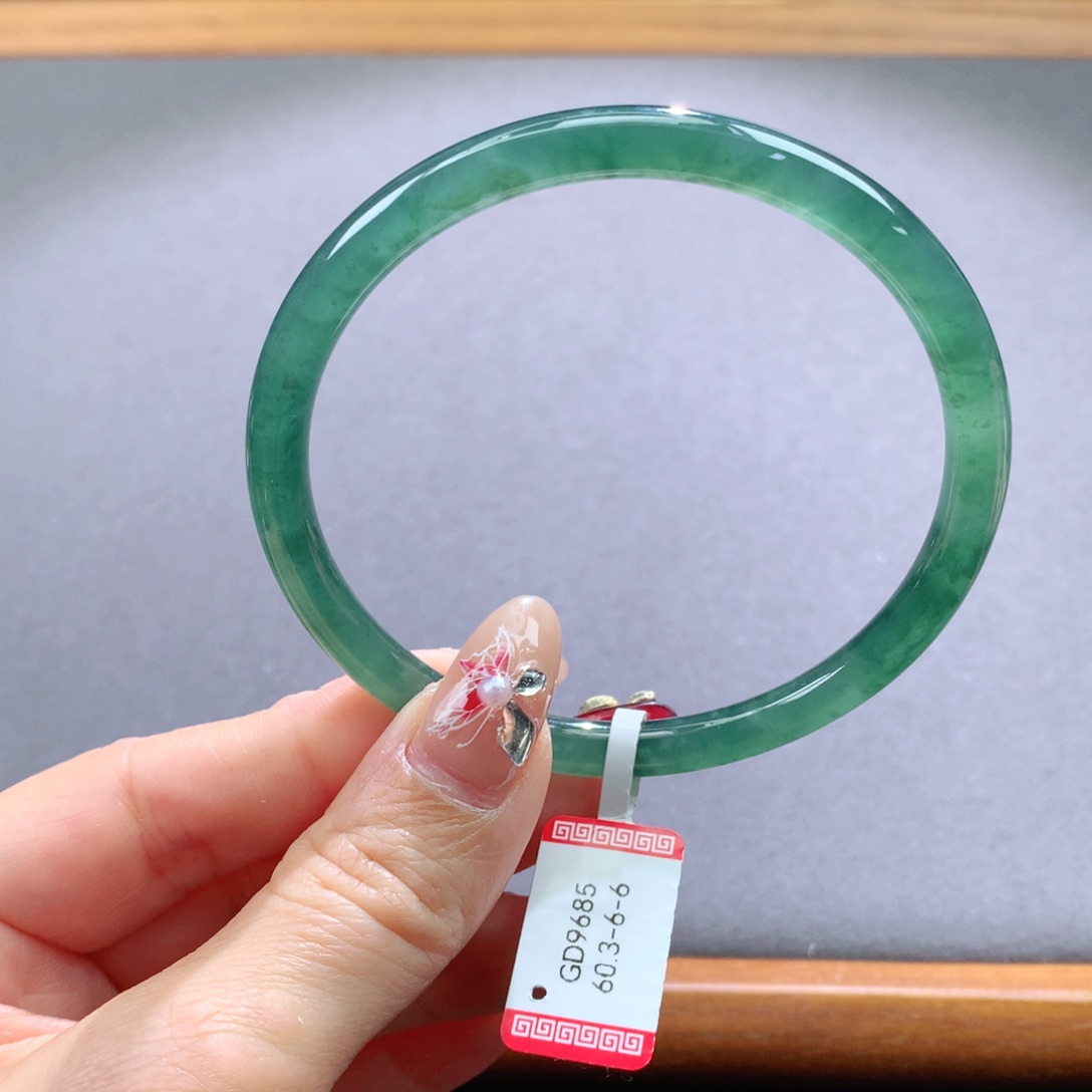 翡翠手镯未镶嵌天然翡翠手镯