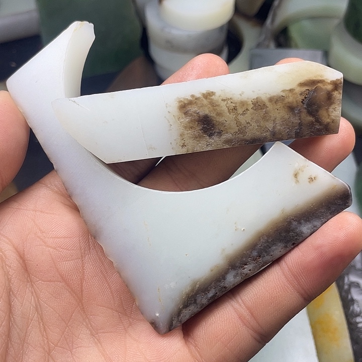 青***信和田玉未镶嵌戒指