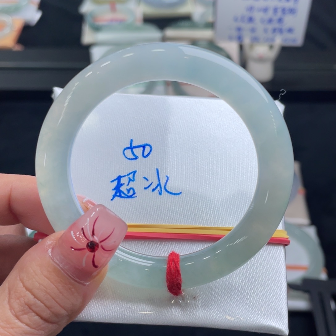 翡翠手镯未镶嵌翡翠手镯