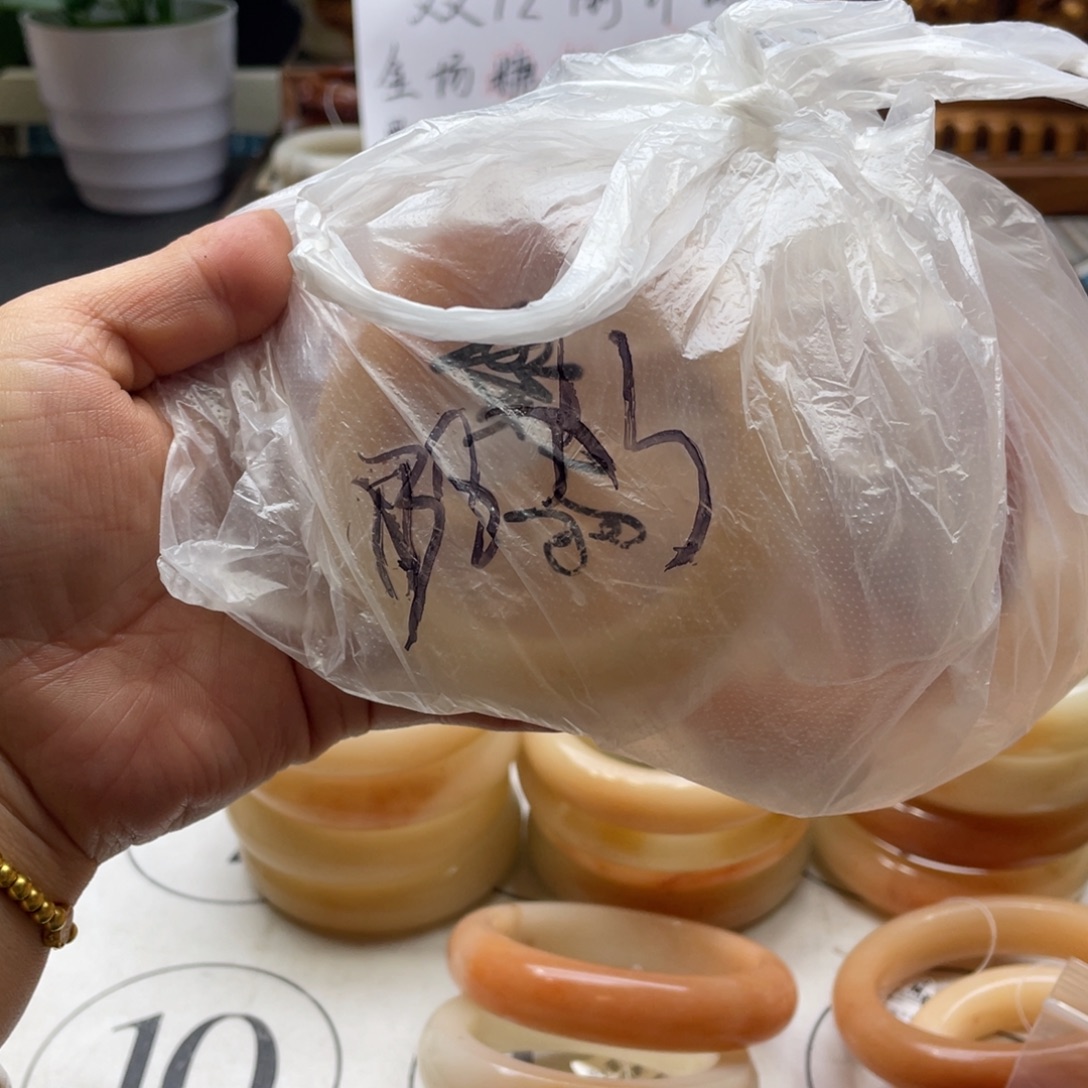 你***猜石英岩玉未镶嵌手镯