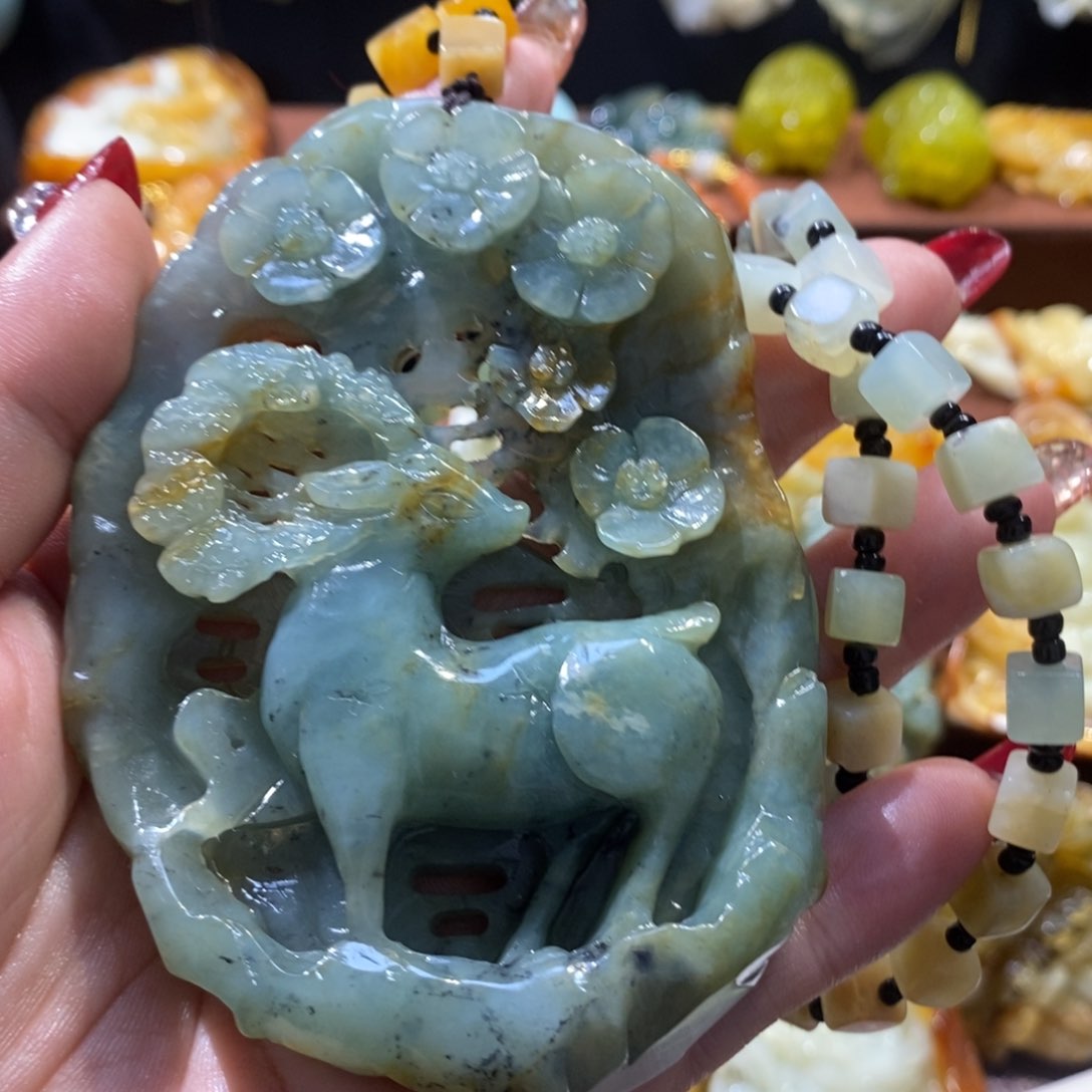 蛇纹石玉颈饰未镶嵌