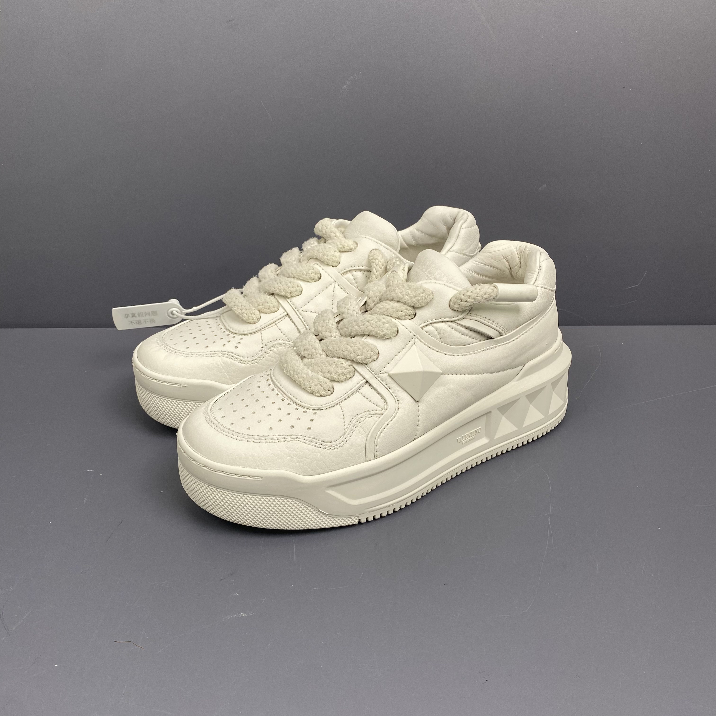 95新 Valentino/华伦天奴 36码 白色老爹鞋 休闲鞋 成色很新 240