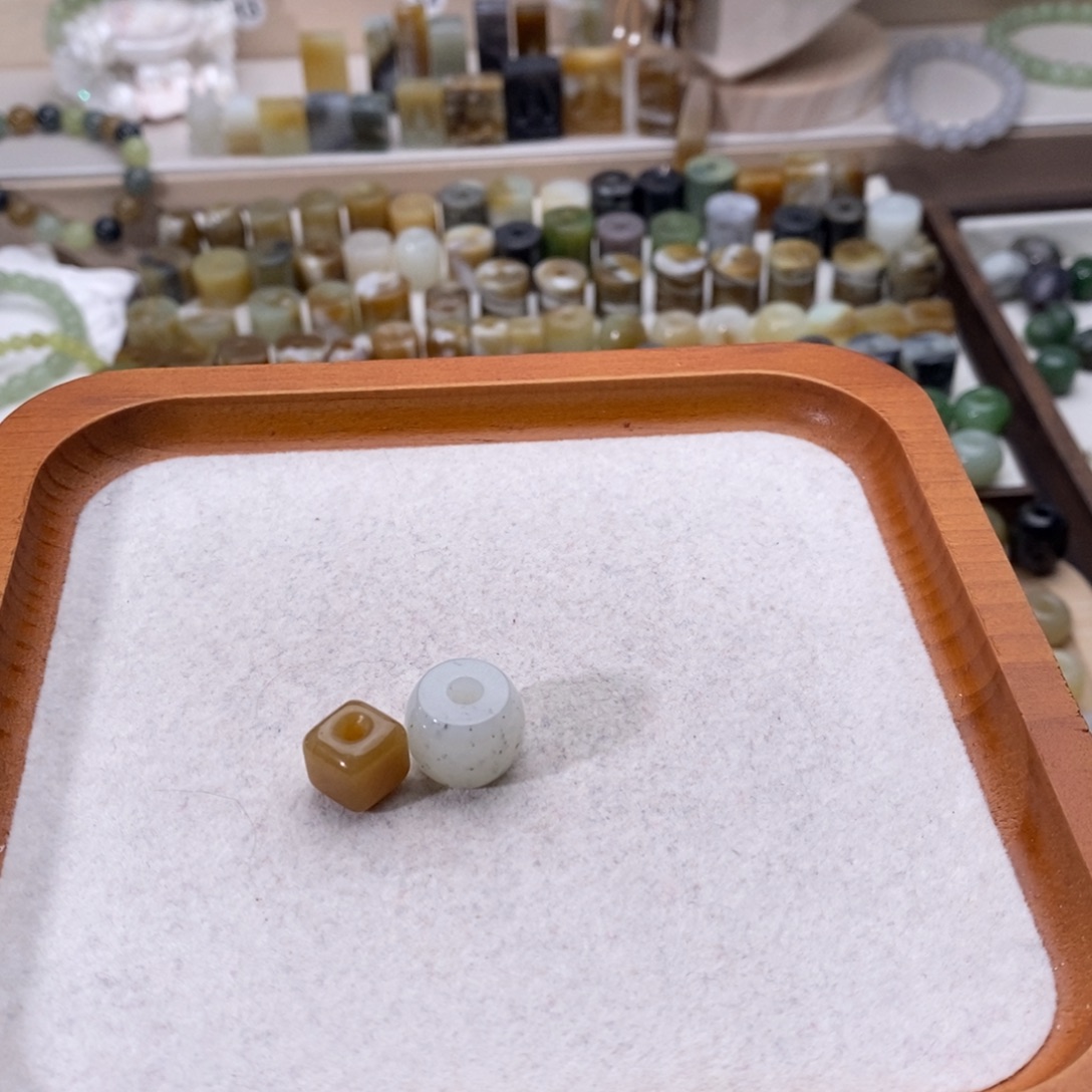 贝***吖和田玉未镶嵌颈饰买断不退换