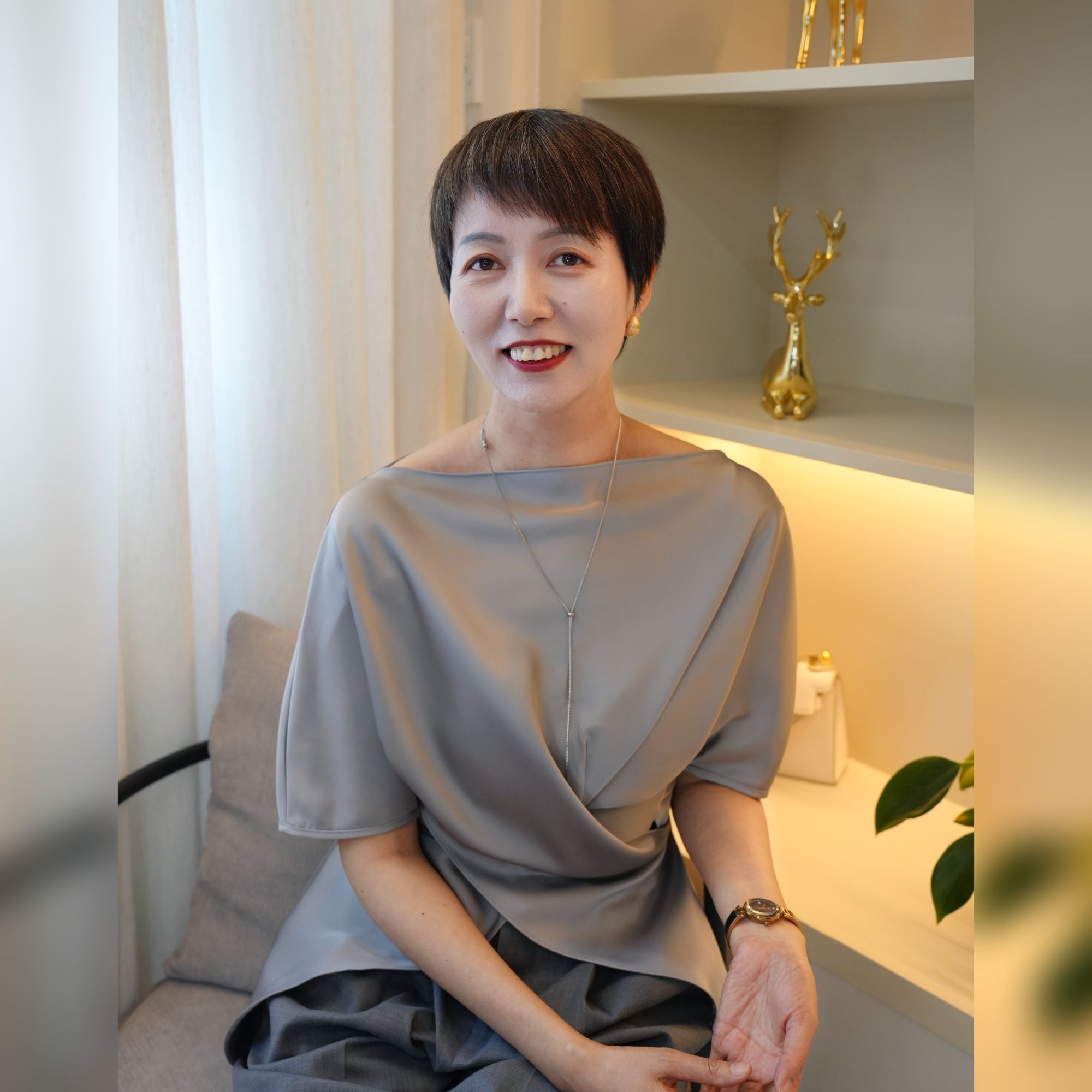 【YAN】一字领不规则交叉绑带缎面醋酸上衣 # SSSG24L030-A5524