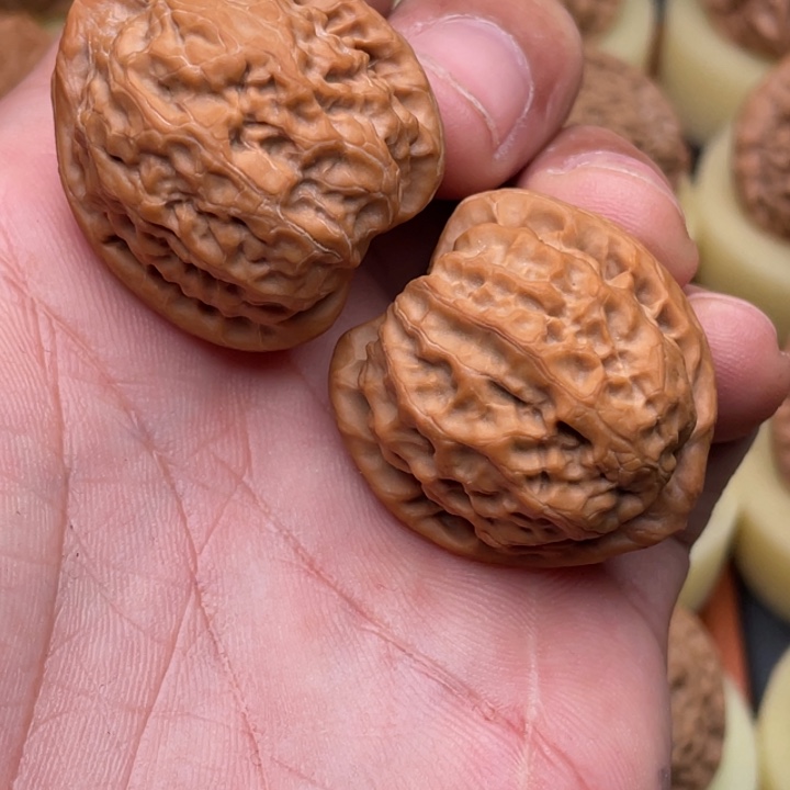 L***J把件文玩核桃32+左右血玲珑