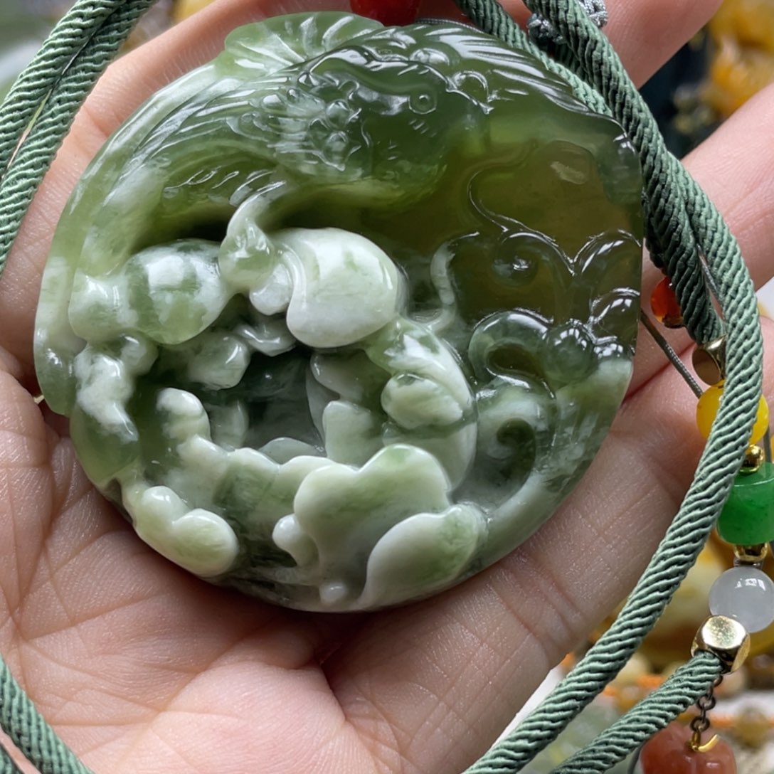 蛇纹石玉颈饰未镶嵌