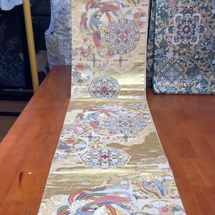 织绣本金宝象绍巴织