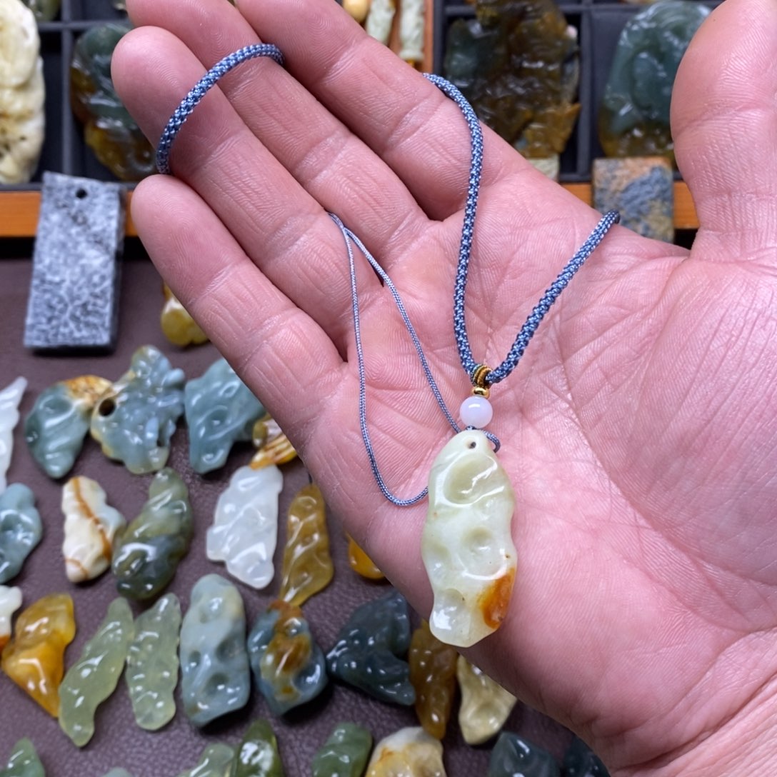 蛇纹石玉未镶嵌颈饰