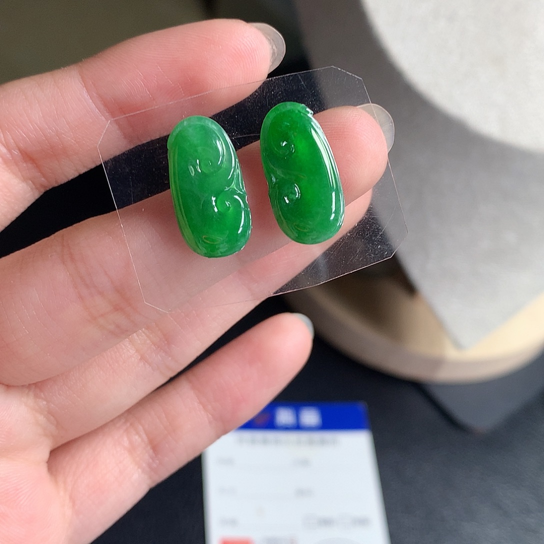 翡翠裸石缅甸天然A货翡翠阳绿如意