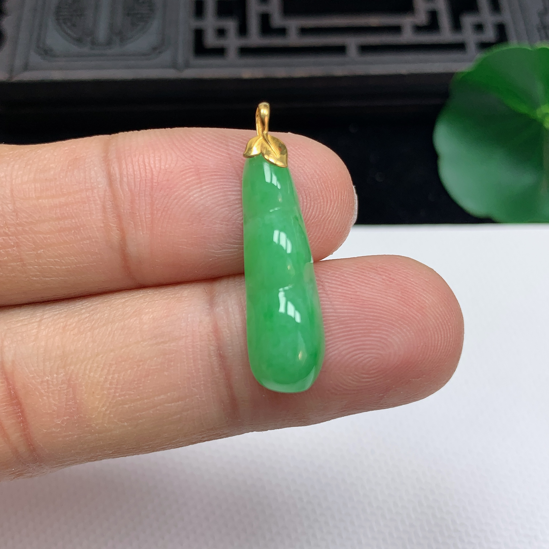 缅甸天然翡翠A货18K金扣头精美飘阳绿福豆吊坠尺寸25.6*7.8*4.5mm