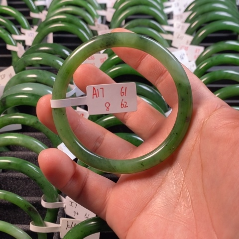 和田玉（碧玉）手镯未镶嵌喵**?