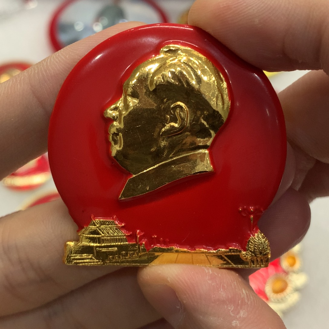 铝星**步红色纪念章 文像