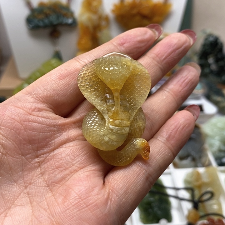 蛇纹石玉颈饰未镶嵌