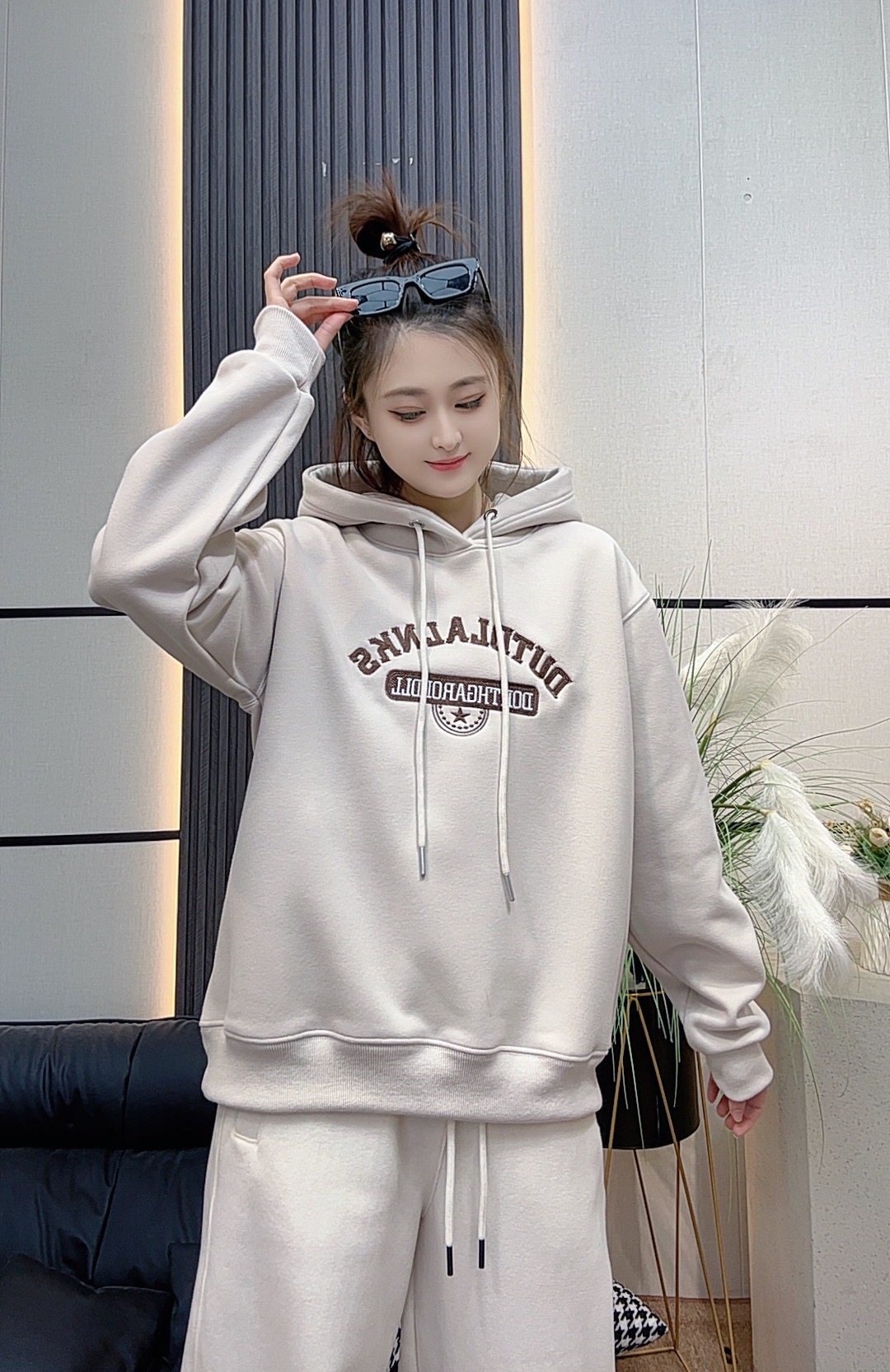 2025冬款新款时尚韩版加绒带帽休闲运动百搭重工刺绣卫衣女25266