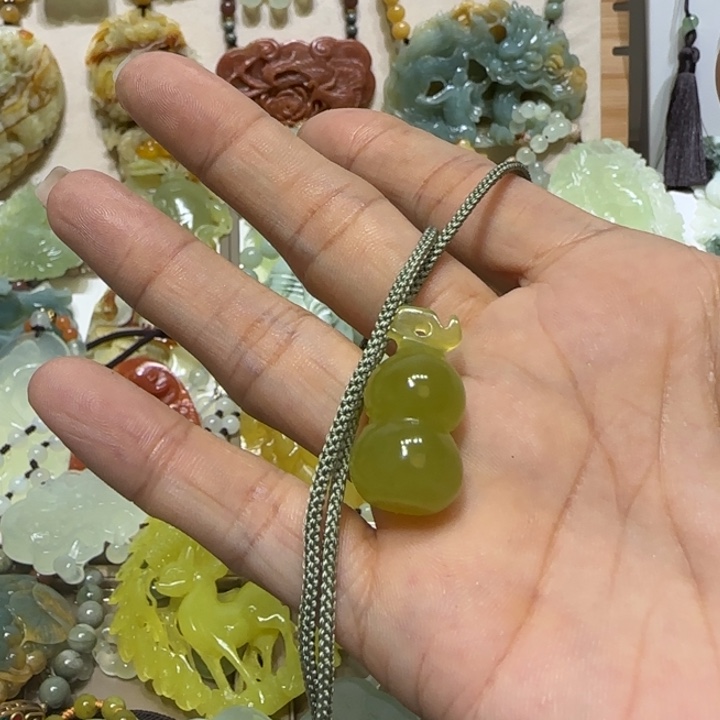 蛇纹石玉吊坠未镶嵌