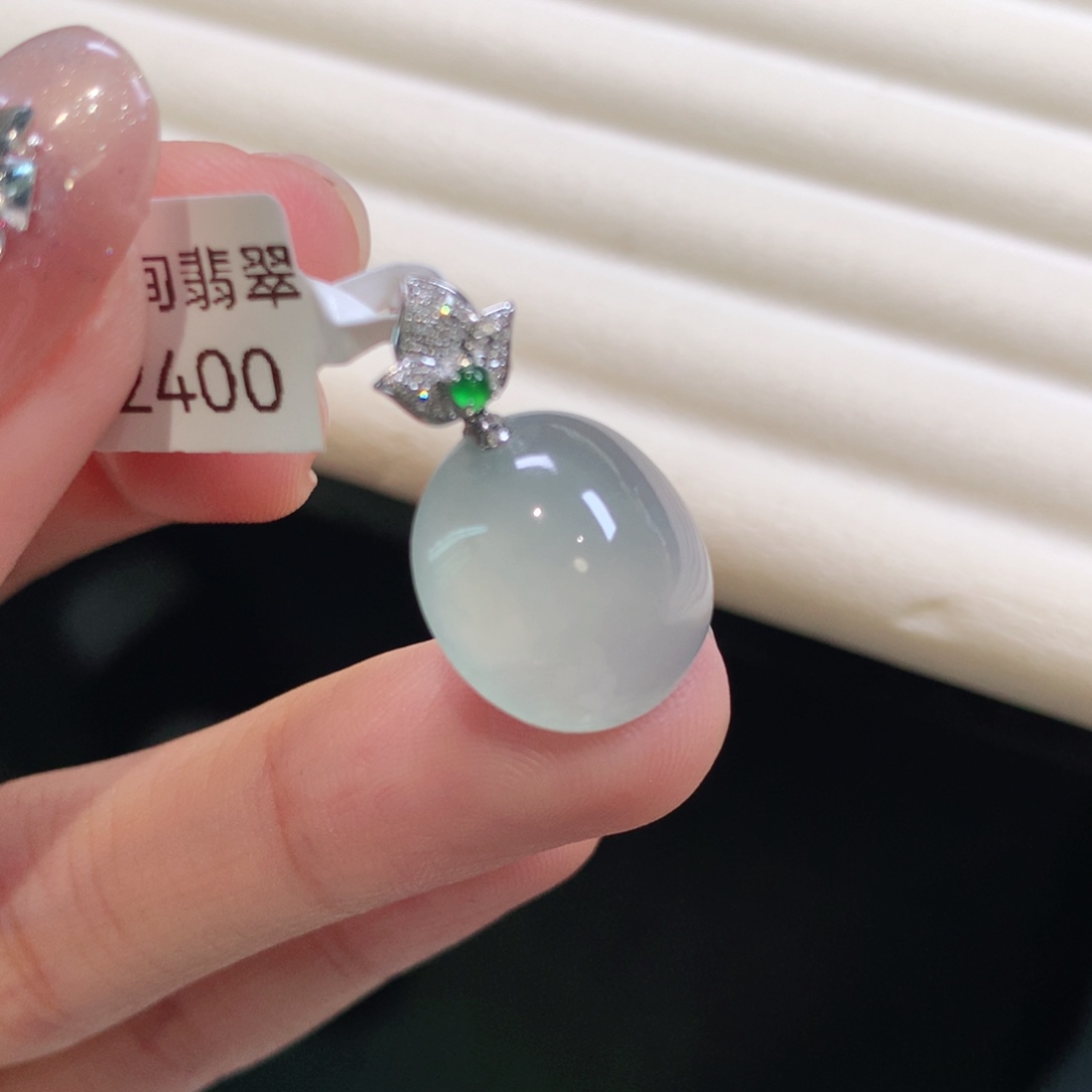 翡翠颈饰18K金镶嵌蛋面