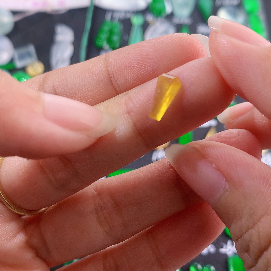 【闪购商品】翡翠颈饰未镶嵌切割