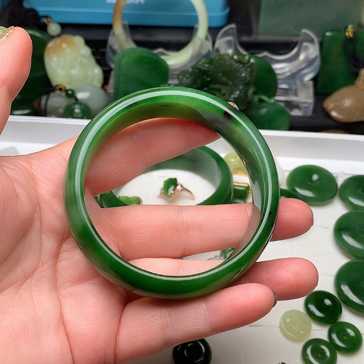 和田玉颈饰未镶嵌娟****》