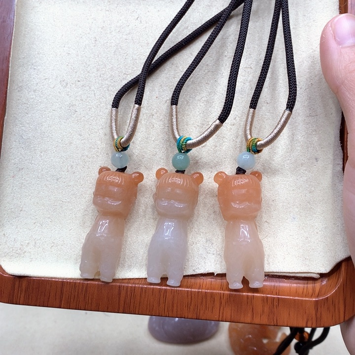 石英质玉合金颈饰