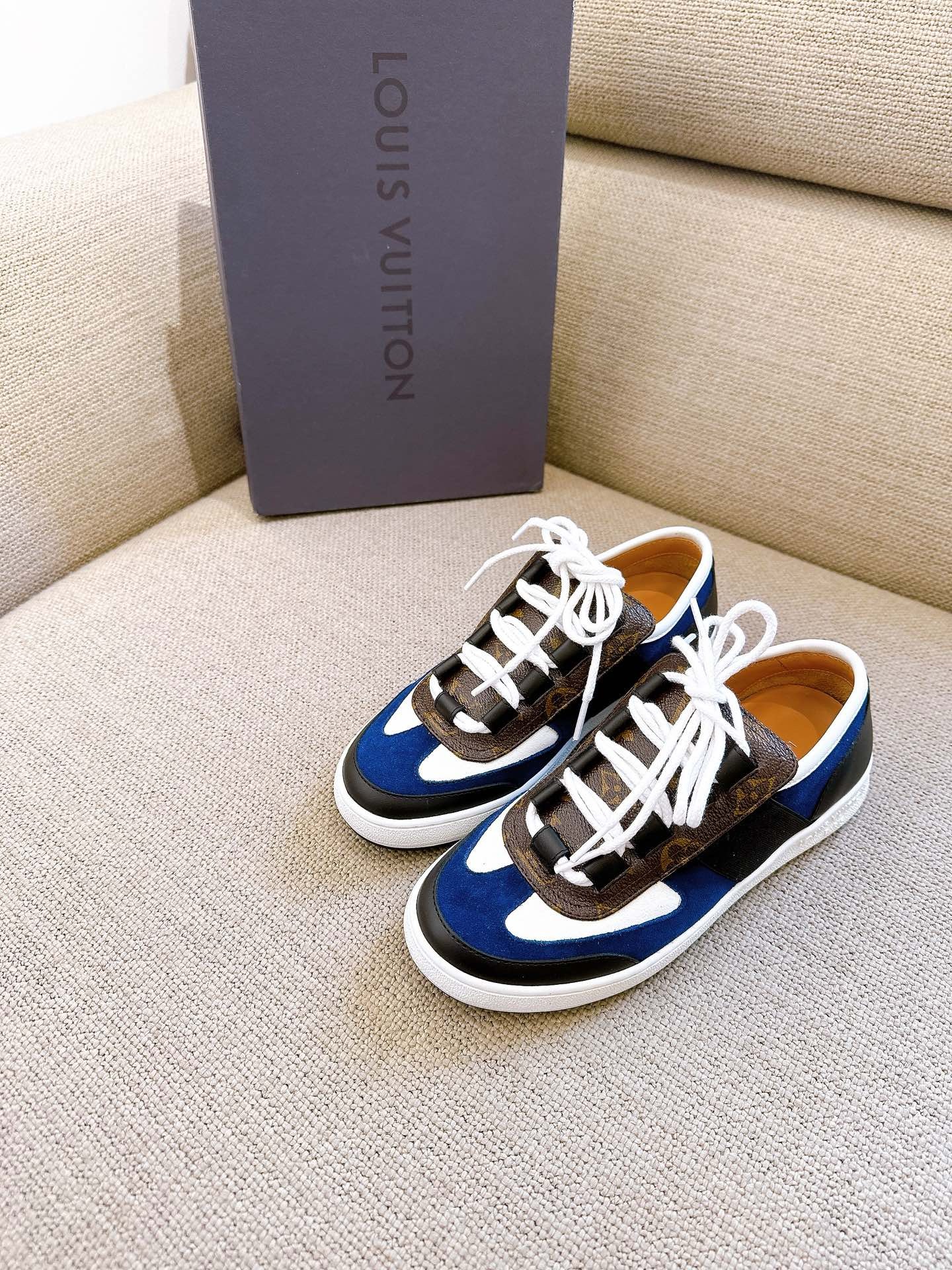 99新 LouisVuitton/路易威登 35.5-37.5码/蓝白色时尚休闲德训鞋