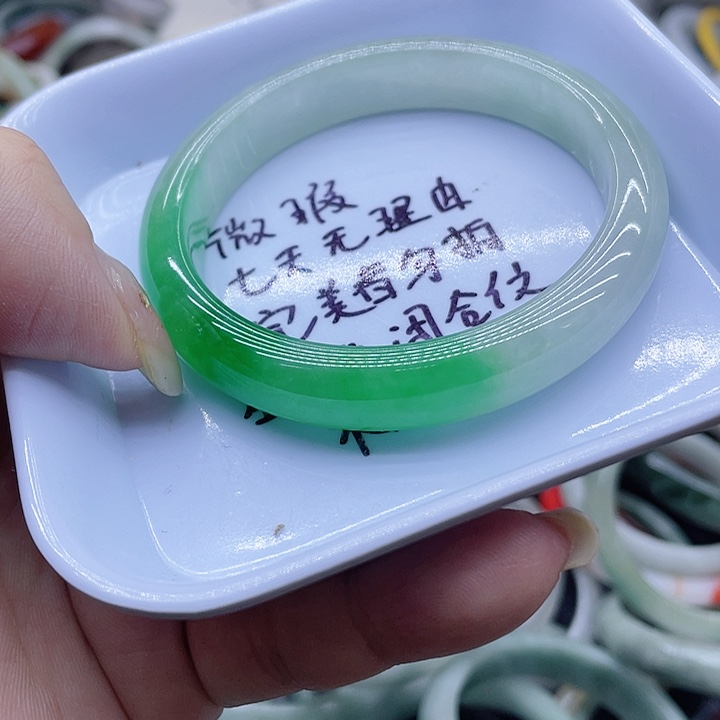 翡翠未镶嵌手镯棉纹微瑕