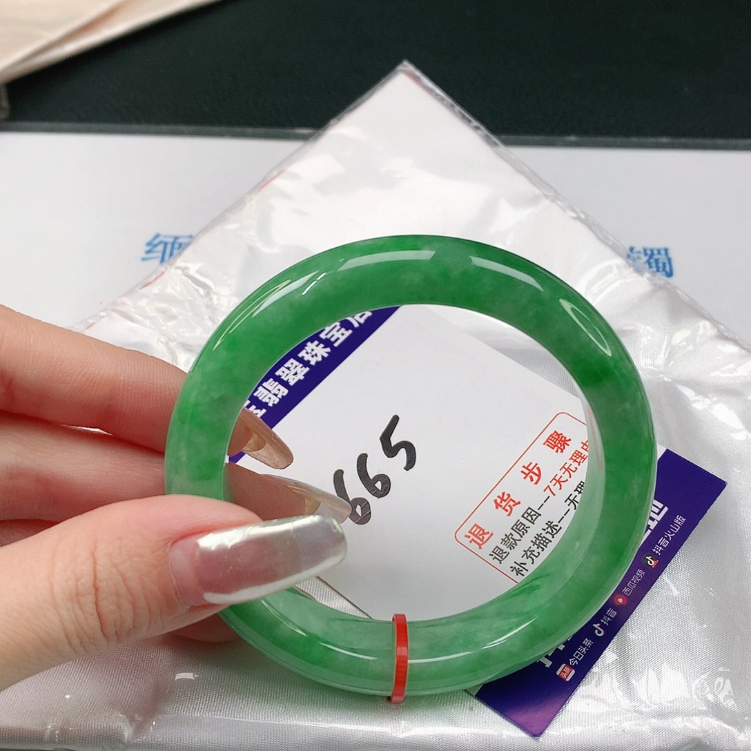 翡翠手镯未镶嵌翡翠手镯