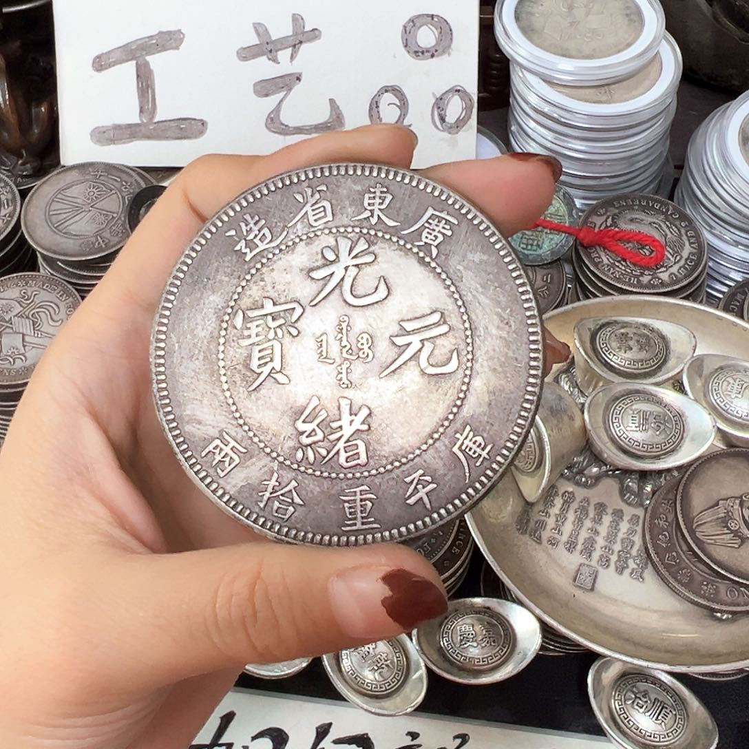 金属银元复古风格摆件