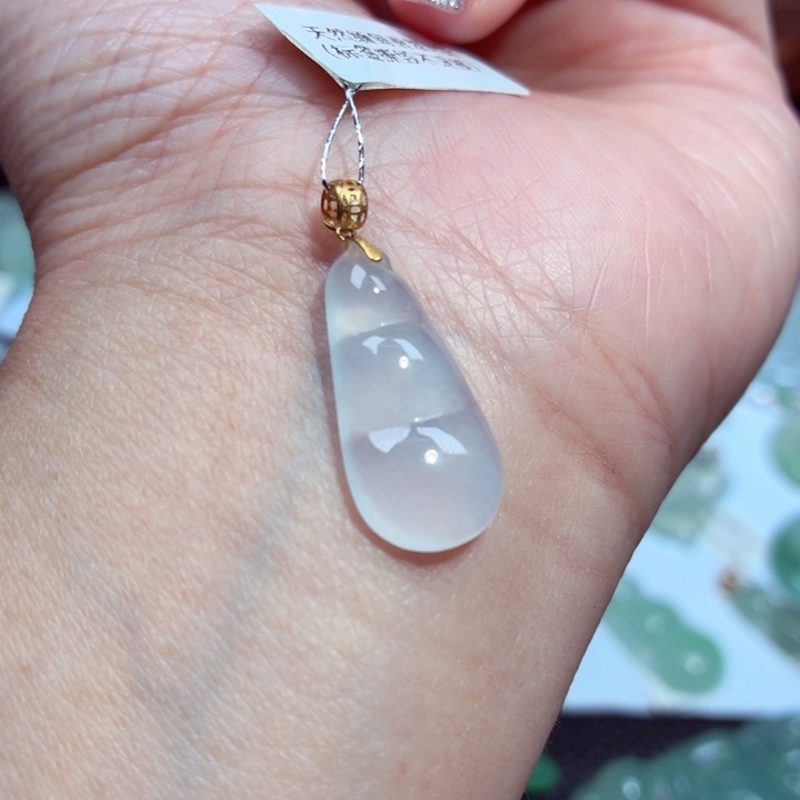 颈饰18K金镶嵌翡翠福豆