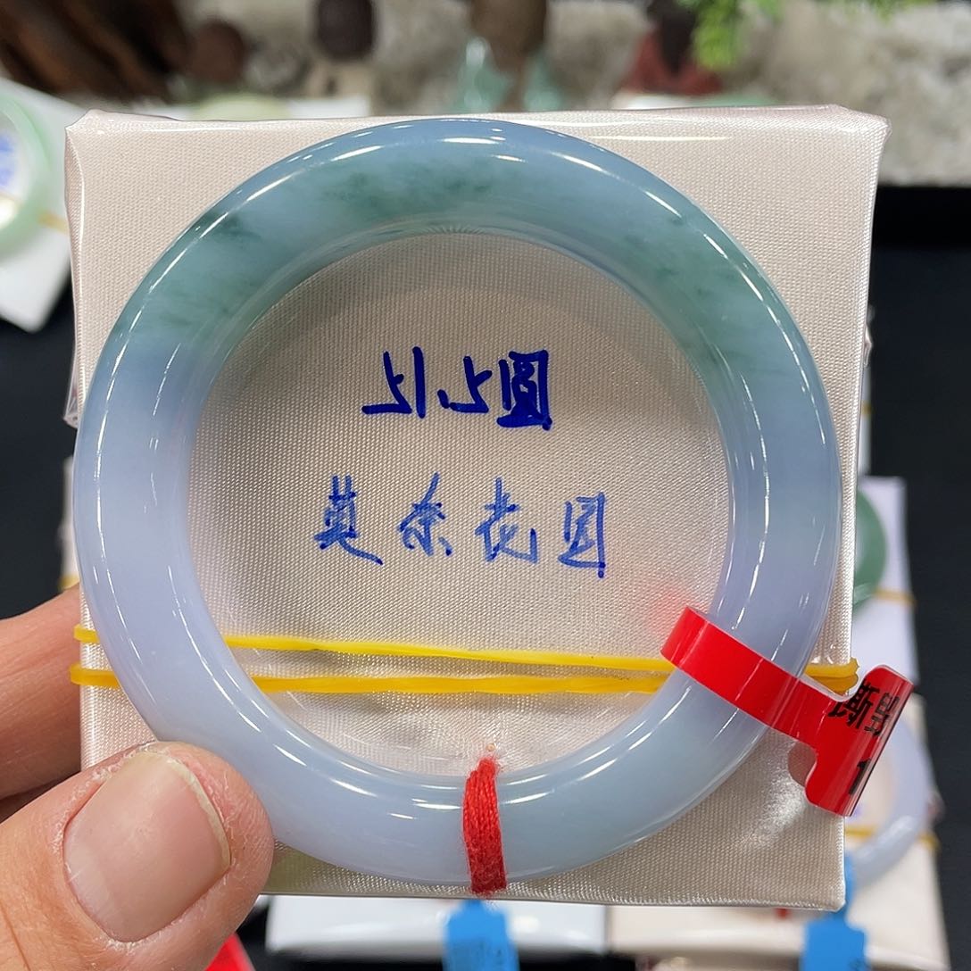 翡翠手镯未镶嵌缅甸