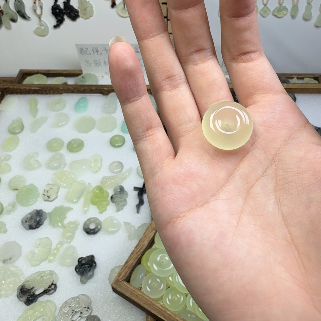 小***也蛇纹石玉未镶嵌吊坠