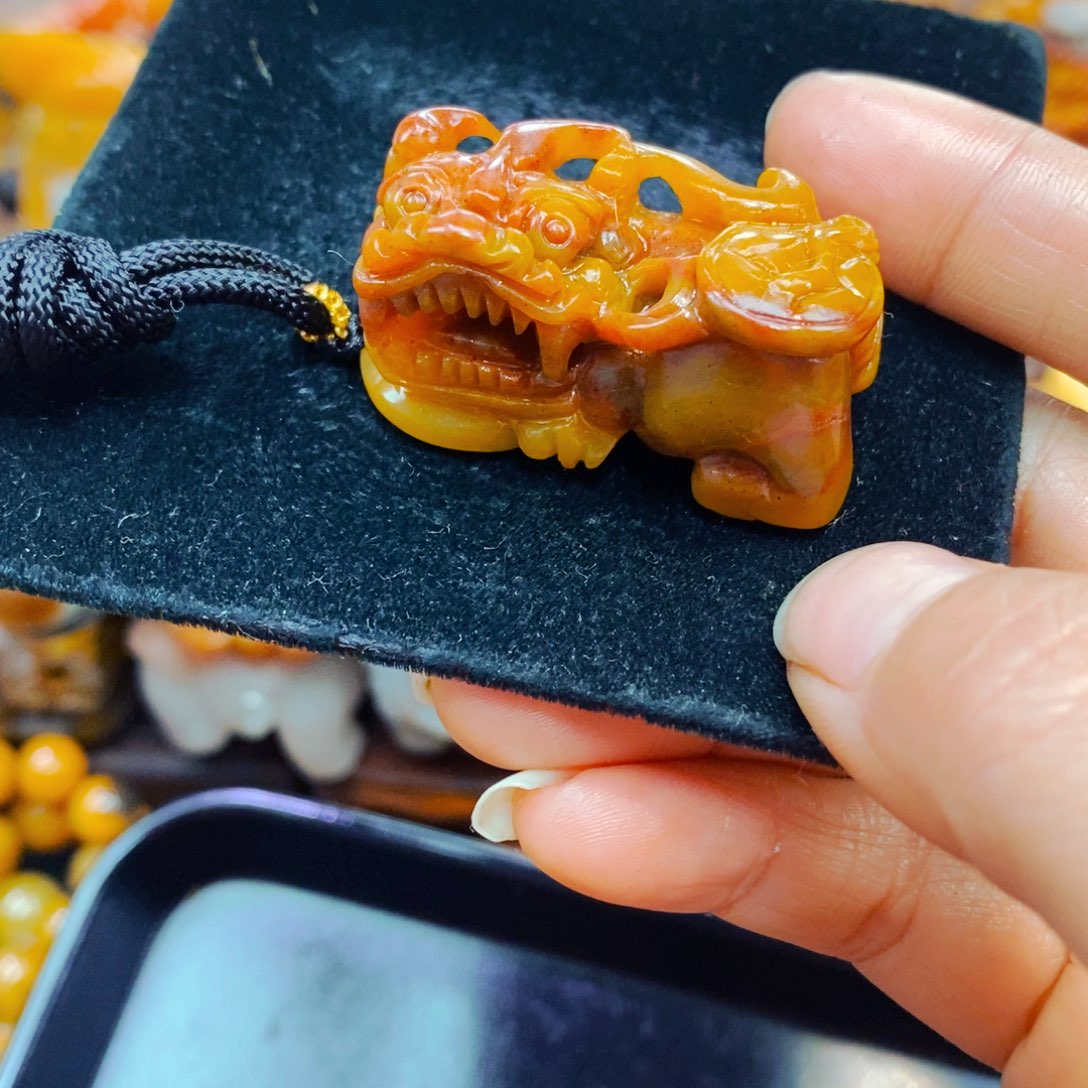 未镶嵌石英质玉（黄龙玉）颈饰